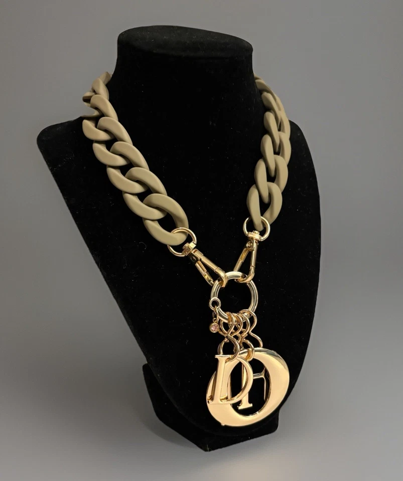 NUEVO Christian Dior Novedad Dijes Letras Doradas Sin Marca Gris Mate Cadena Foto 2 de 4