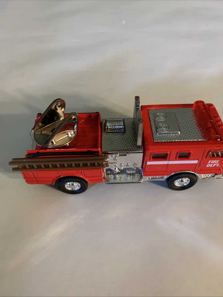 Красная пожарная машина Schylling, сделано в Китае *отсутствует лестница* 5 дюймов - Изображение 4 из 4