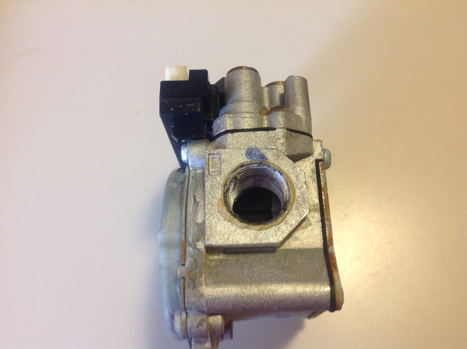 YORK COLEMAN LUXAIRE 36G54 250 2 STAGE FURNACE GAS VALVE WHITE RODGERS