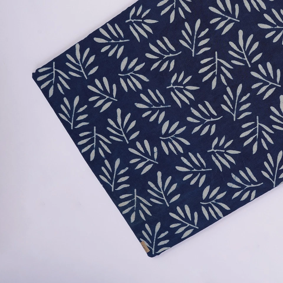 Bloque de mano de madera indio natural Dabu 100 % estampado algodón puro tela azul índigo Foto 4 de 4