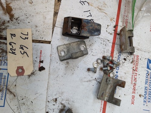 1973 Kawasaki G5 both seat hinges w/1 pin, both halfs of seat latch R - Foto 2 di 5