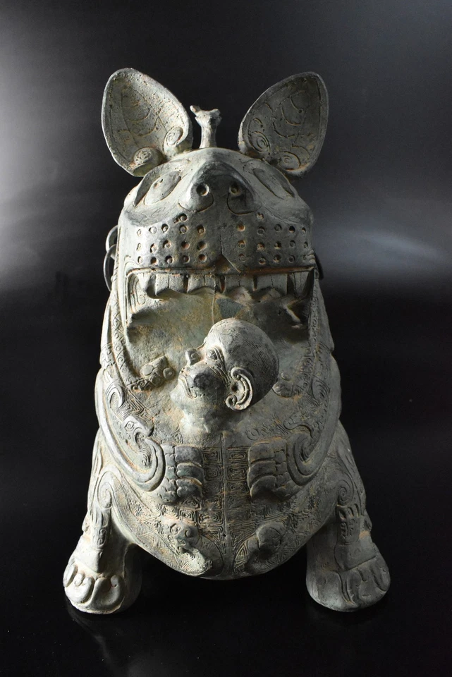 B5377: XF Japanese Bronze Beast sculpture-shaped FLOWER VASE Buddhist art - Image 1 of 4