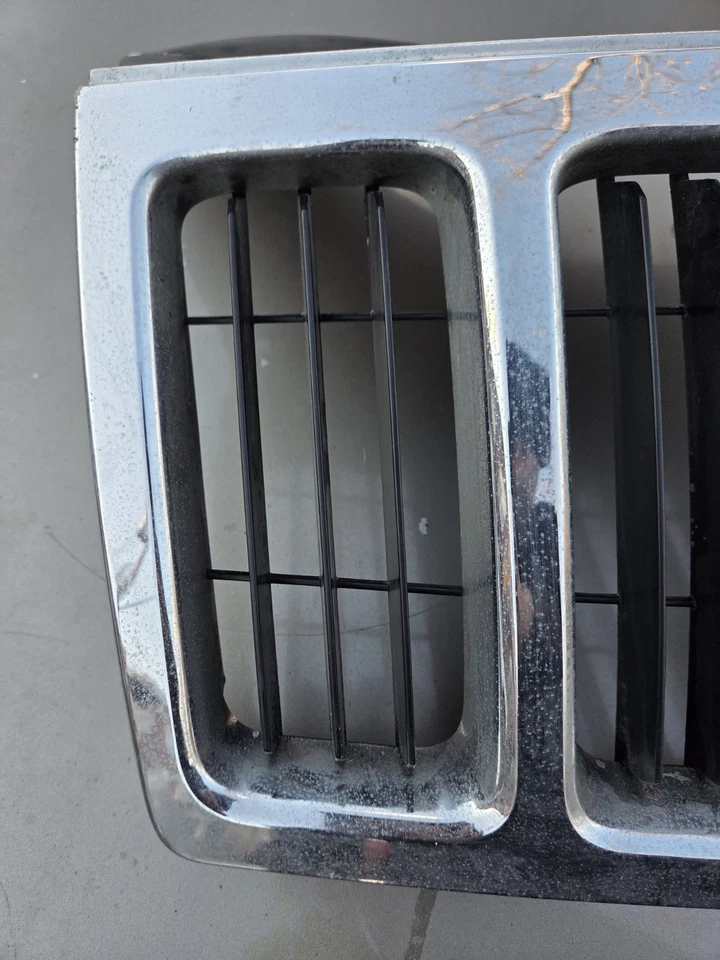 2005 2006 2007 Jeep Grand Cherokee Front Upper Grill Grille OEM U7593 DG - Image 4 of 4