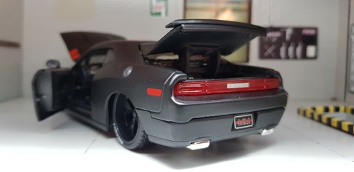 Dodge Challenger SRT8 2008 mattschwarz gesenkt 32529 Hot Rod 1:24 Druckgussmodell - Bild 2 von 12