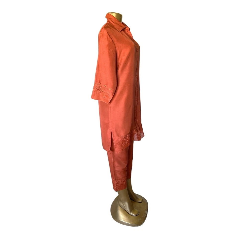 Conjunto de pantalones camiseros de seda naranja quemado bordados talla pequeña 6 ANNE CARSON para mujer Foto 3 de 4