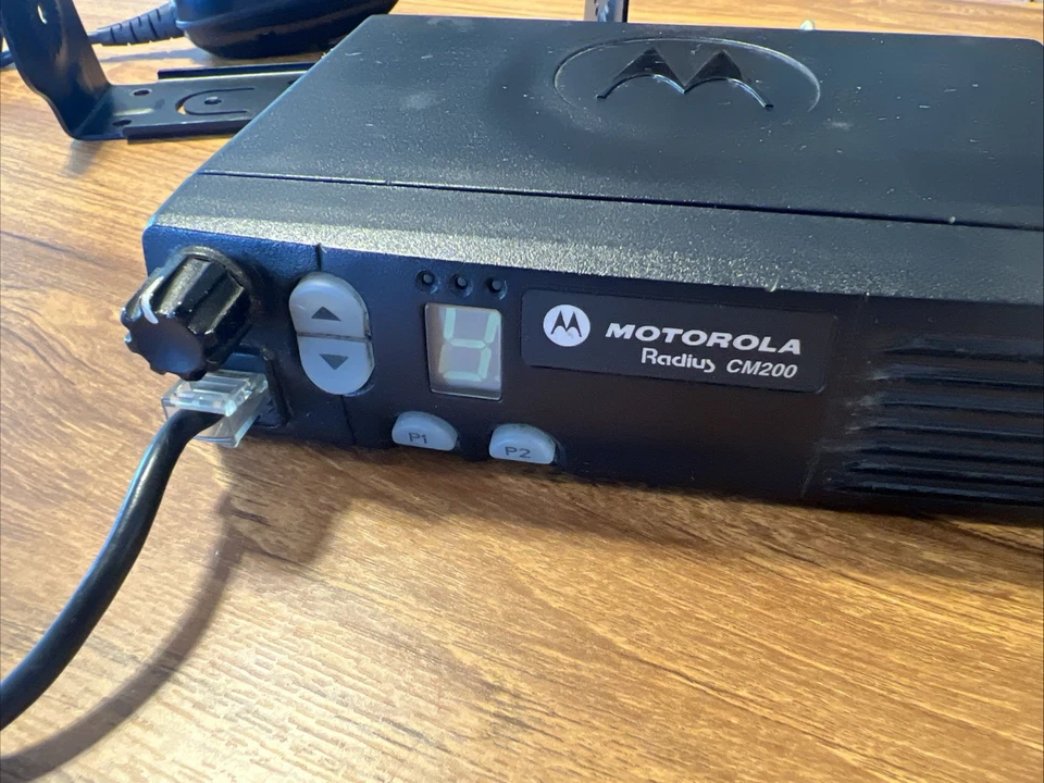 Motorola Radius CM200 UHF 438-470Mhz 40W 4Ch Analog Mobile Radio AAM50RPC9AA1AN - Image 2 of 4