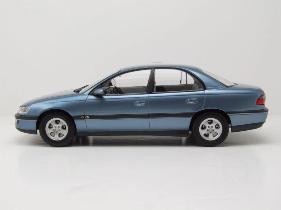 Opel Omega B 1996 hellblau metallic Modellauto 1:18 Triple9 - Bild 3 von 4