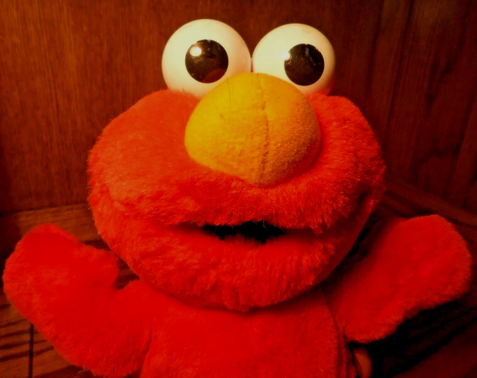 Peluche parlante Sesame Street Tickle Me Elmo Surprise 13" 2000 Fisher Price 554 Foto 3 de 4