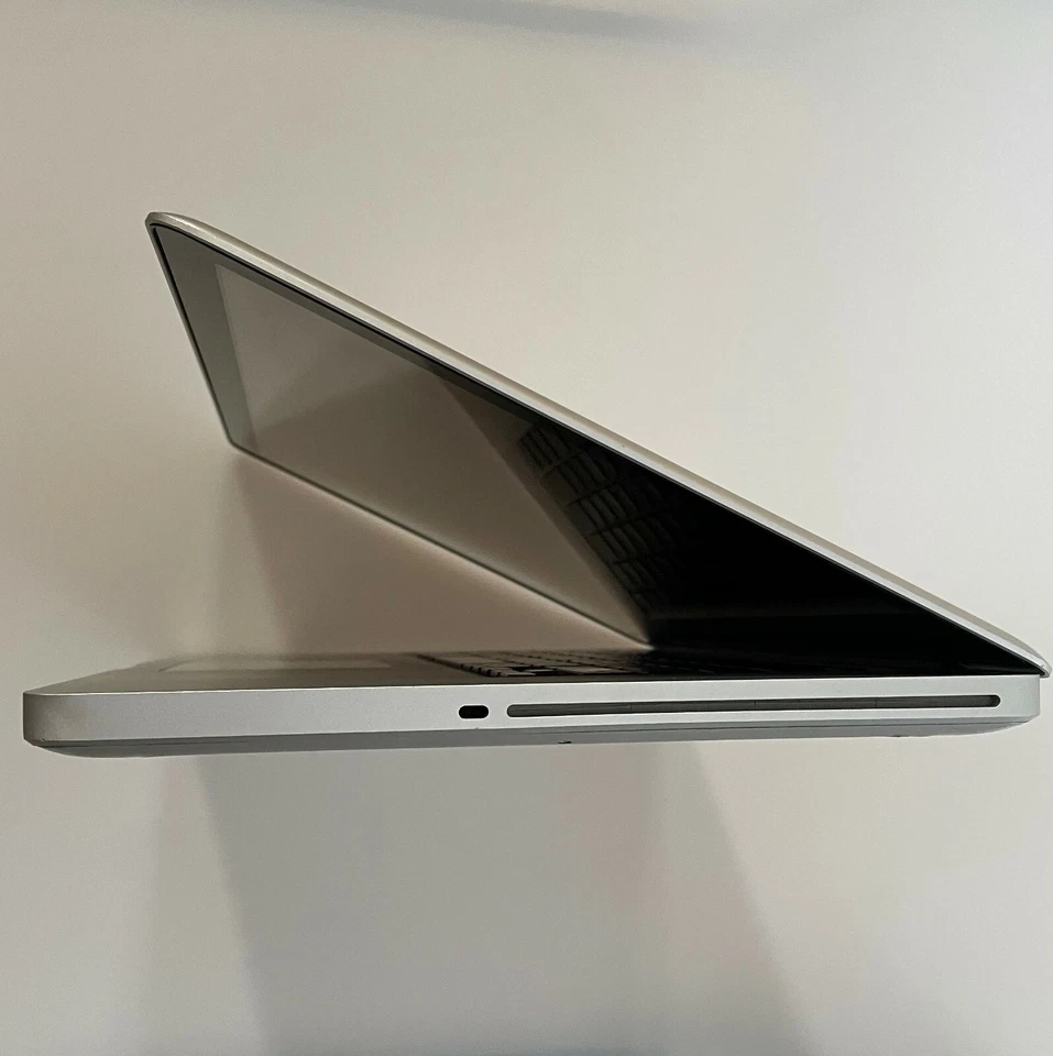 Apple MacBook Pro Retina 15.4", (A1398) 2.2GHz Core i7 CPU, 16GB RAM, 512GB SSD Foto 3 de 4