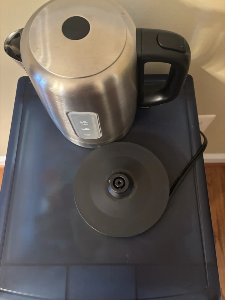 Amazon Basics Stainless Steel Electric Kettle 1 L - Image 2 of 4