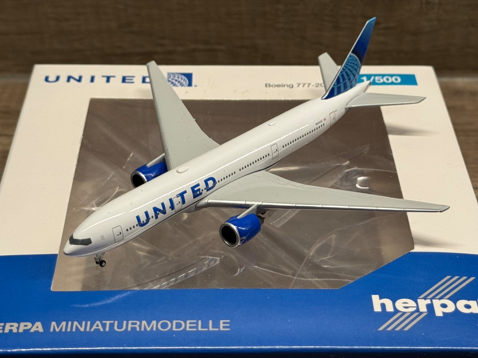 1:500 Herpa Boeing 777-200 United Airlines N69020