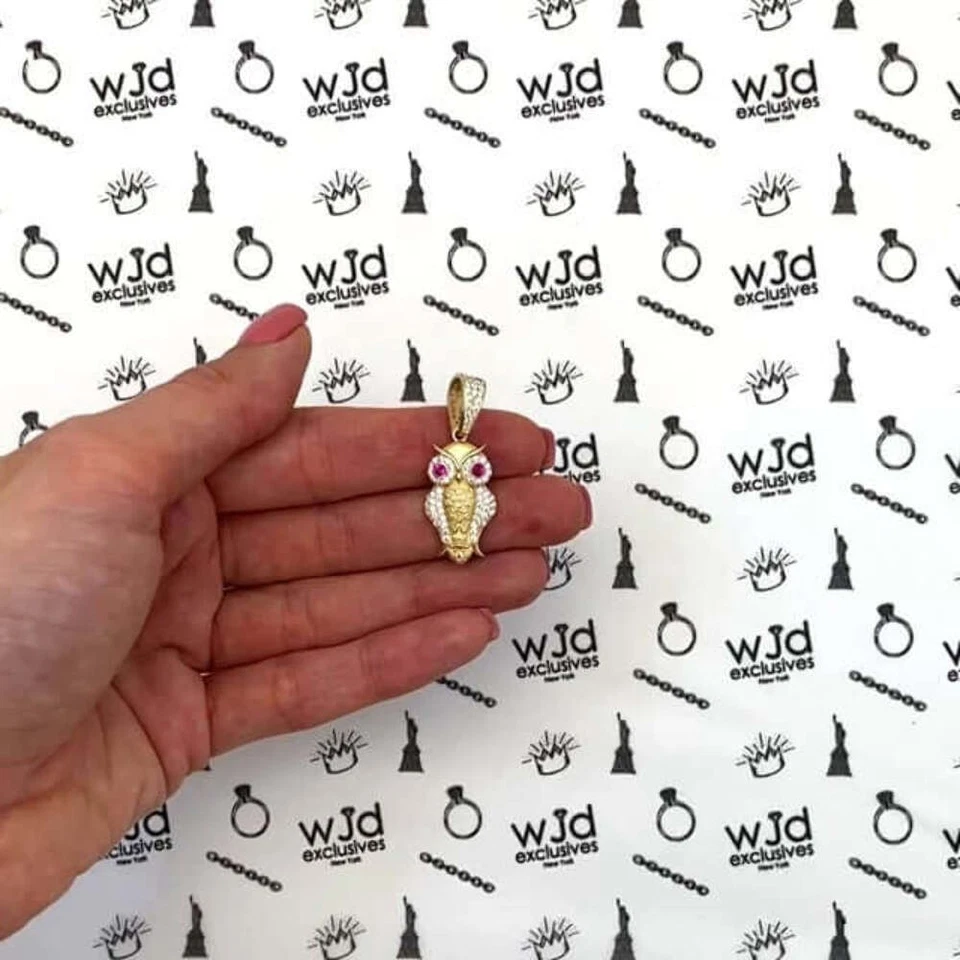 Colgante de búho ojos de piedra y rubí de oro amarillo de 14K de 1,4" Foto 2 de 4