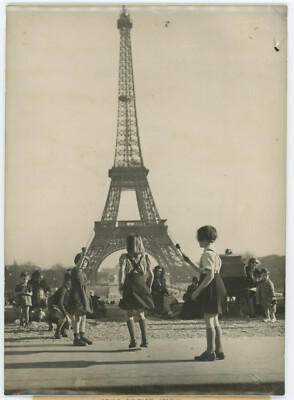 Kinder spielen Seilspringen vor dem Eiffelturm. Paris. 50er Jahre.