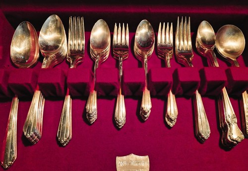 Vintage W. M. Rogers Silverware Set in Red Velvet – Elegant & Timeless - Picture 11 of 17