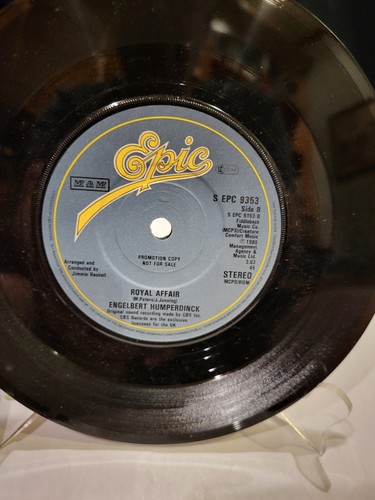 Epic Records. It's Not Easy To Live Together, Engelbert Humperdinck. 45RPM - Picture 3 of 3