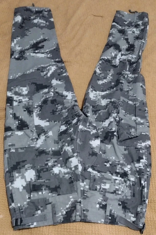 Pantalones militares jordanos camuflaje digital urbano * camuflaje desierto extranjero * medianos Foto 2 de 4