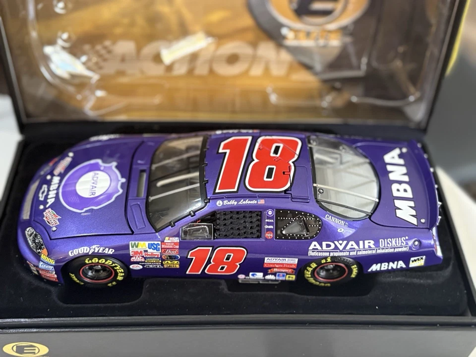 Bobby Labonte #18 Advair 2003 Monte Carlo Elite 1 de 444 P/N 401732 1:24 Foto 4 de 4