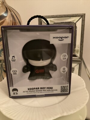 XOOPAR BOY MINI Kunst Spielzeug drahtloser Lautsprecher mit Selfie-Fernbedienung (SUMO)