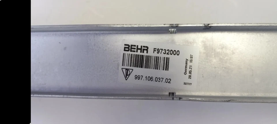 Radiador de servicio Porsche 911 Behr Hella 70823102NA 99710603702 Foto 3 de 4