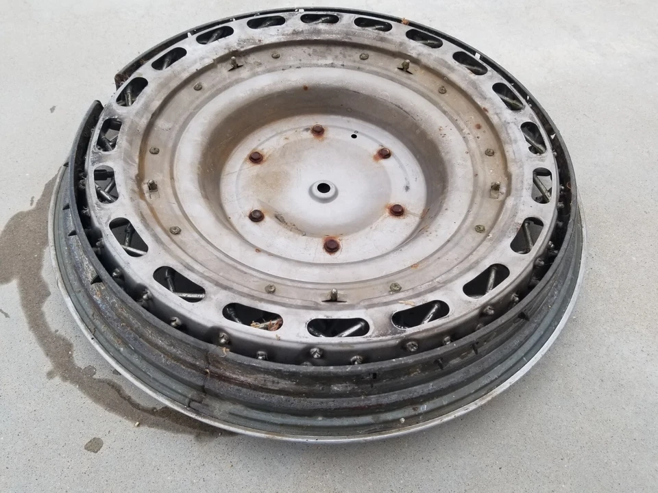 One 1985 - 1989 年克莱斯勒第五大道 RWD 15 英寸电线轮毂盖 — 第 3/4 张图片