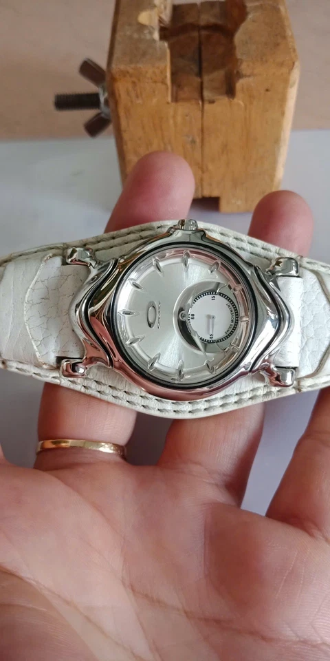 Rare OAKLEY Vintage Y2K Jury Quartz, Saddleback Watch, WHITE for Women ! - Image 3 of 4