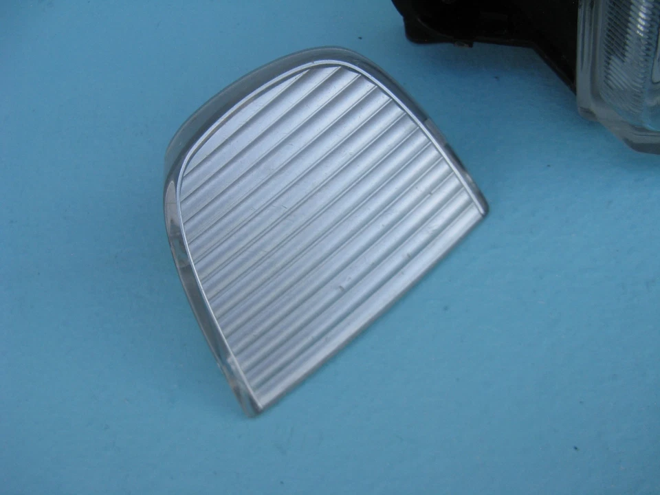 97 98 99 00 01 INFINITI Q45 FRONT BUMPER COVER DRIVER LEFT SIDE FOG LIGHT LAMP - Image 2 of 4