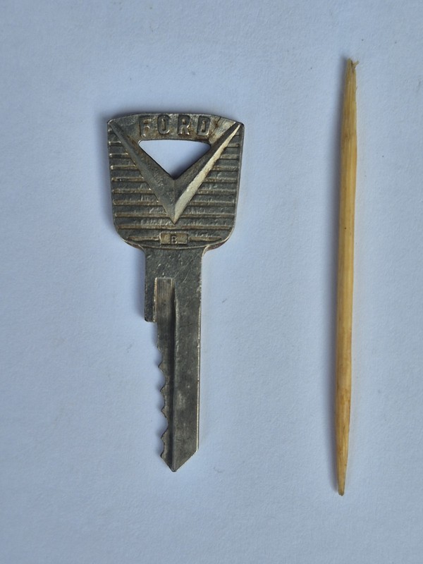 Vintage FORD MOTOR CHROME BRASS V-LOGO OEM KEY , CUT. 🇺🇸 USA