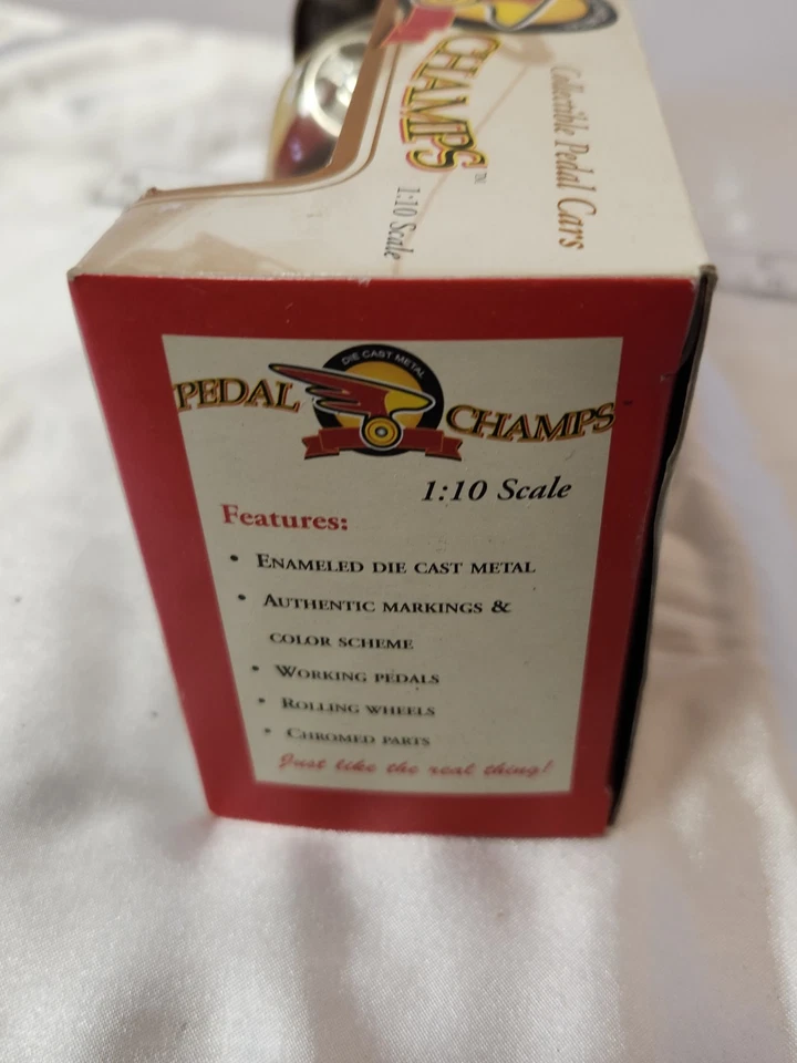 PEDAL CHAMPS Collectible Pedal Cars CITY FIRE DEPT TRUCK - 1:10 Scale - 2000 - Image 3 of 4