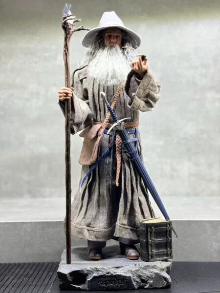 gandalf様 Amazon.com: Diamond Select Toys: Gandalf Action Figure, Multicolor