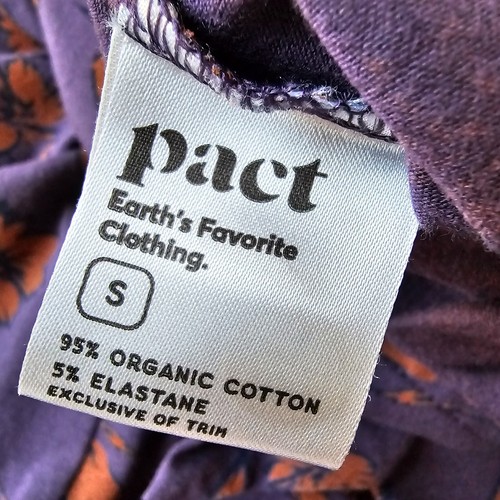 Mono floral morado pequeño Pact | Mezcla de algodón orgánico | Mameluco con lazo en la cintura - Imagen 7 de 17