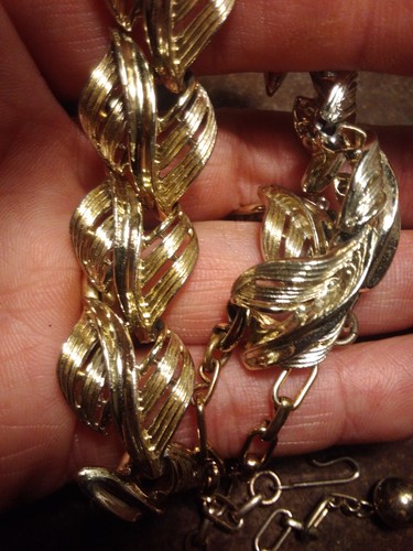 Collar Gargantilla Cintas Tono Dorado Tipo Coro De Colección Gancho Sin Firmar Diseño de Pergamino - Imagen 3 de 8