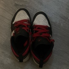 Nike Dunk Unisex Kids Athletic Sneakers 2.5 M...