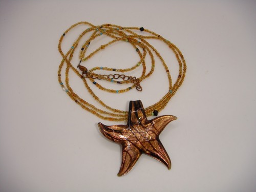 COLLANA PERLINE SEMI TRE FILI PENDENTE STELLA PESCE MARRONE VETRO ARTE MURANO VINTAGE - Foto 3 di 10