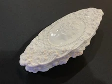 Vintage “Jenny Lind” cameo style comb/ brush/glove/ trinket tray (1954-1965) 