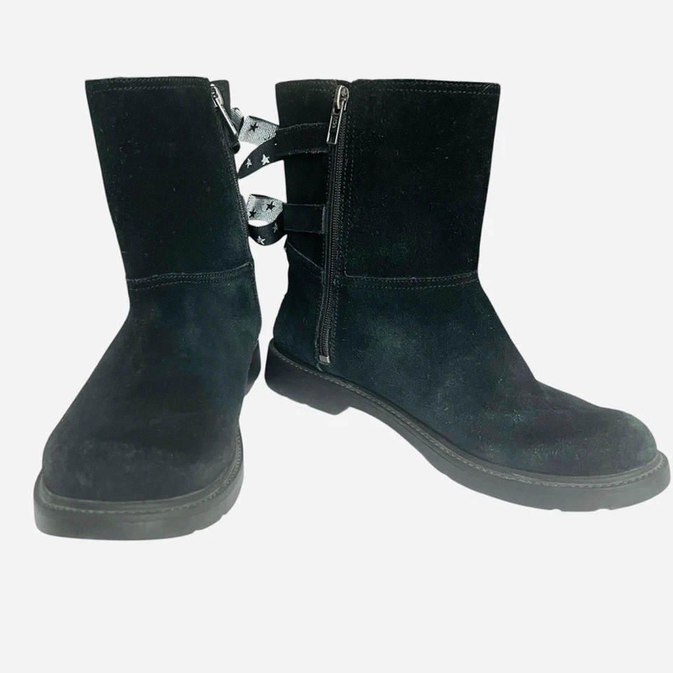 Botas negras UGG Tillie para niñas talla 5 detalles de arco plateado Gorpcore Cabincore acogedoras Foto 3 de 4