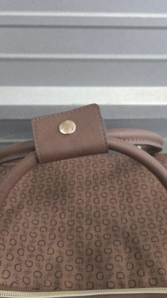 Bolso de viaje con ruedas marrón cacao GUESS Kinney Collection Foto 4 de 4