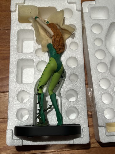 Warner Bros. 2000 Statua esclusiva edera velenosa Studio Store - Foto 10 di 10