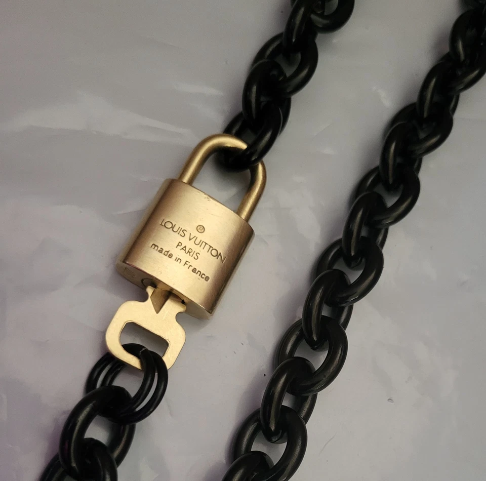 Auténtico candado Louis Vuitton llave y collar de acero inoxidable negro sin marca Foto 3 de 4