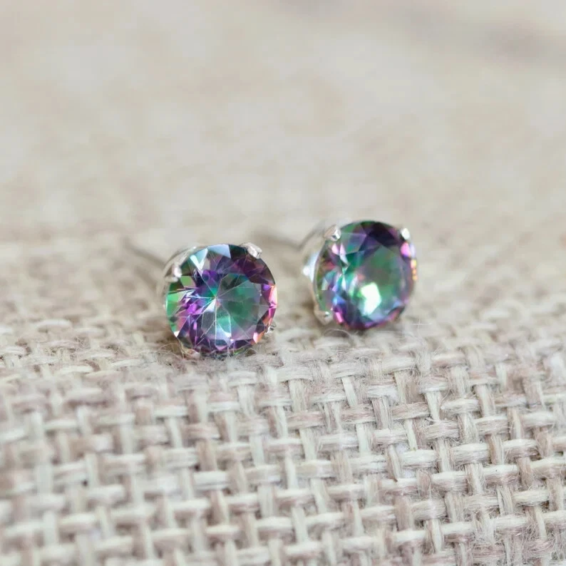 Aretes con piedras preciosas de topacio místico natural de plata de ley 92,5 Foto 2 de 4