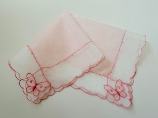 VINTAGE HANKY 1950s EMBROIDERED BLUSH PINK W/ BUTTERFLYS IN CORNERS SWEET NEW