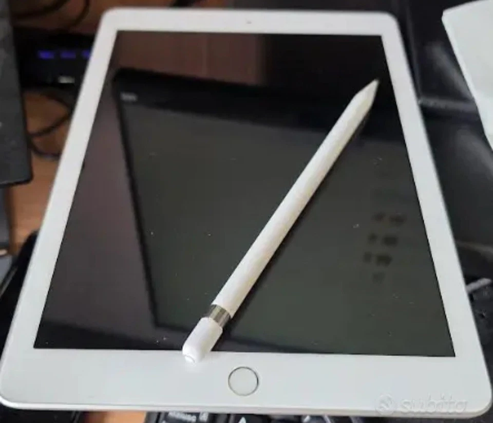 Apple iPad (6th generation) · 32GB · Wi-Fi, foto 2 di 3