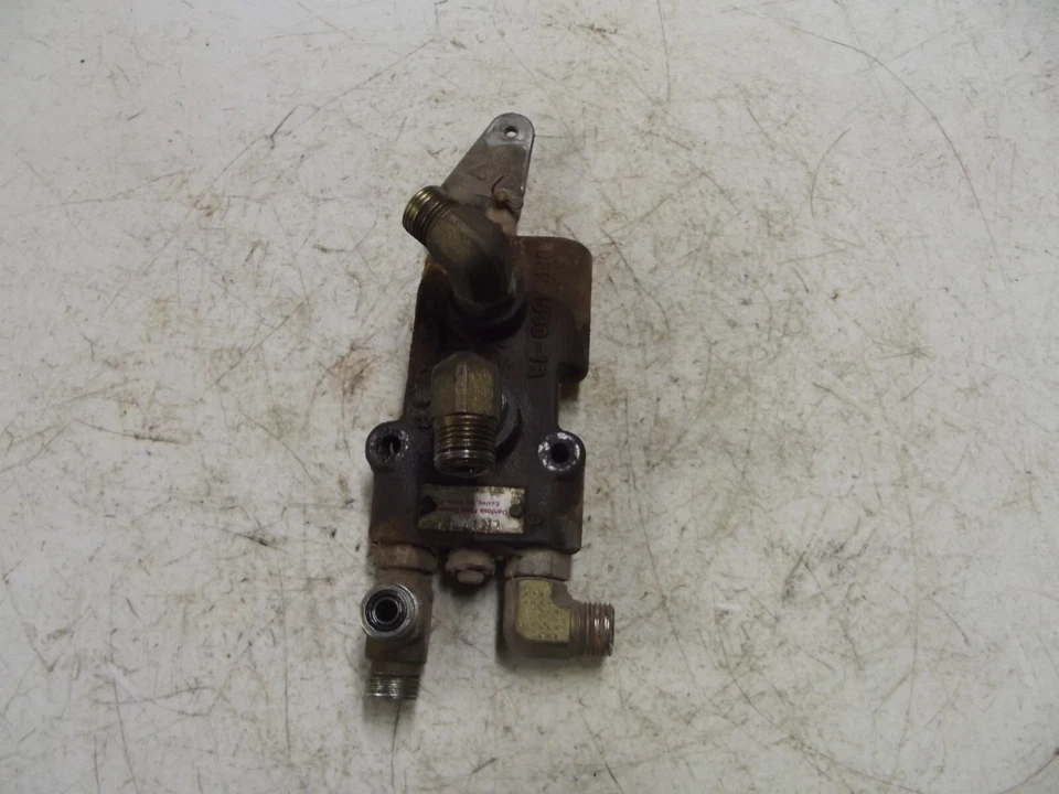 John Deere 345 Hydraulic Control Valve - Image 2 of 4