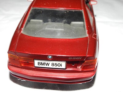 ANTIGUO COCHE BMW 850i 1/18 DE MAISTO EN SU PEANA