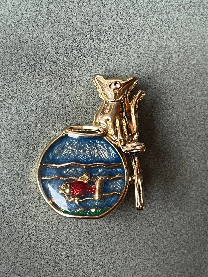 Gatito dorado firmado Estate Danecraft gato en taburete junto a arco de pescado esmaltado azul Foto 3 de 4