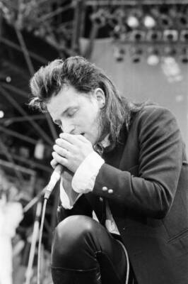Bono performs his band U2 Live Aid Wembley Stadium London eve- 1985 Old Photo 4