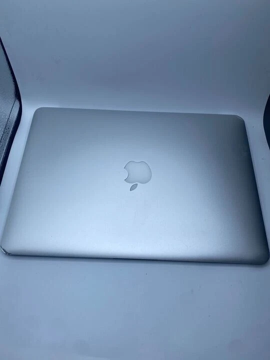 Apple MacBook Air MJVE2LL/A 13" 1.6GHz Core i5 - 8GB RAM - 128GB SSD - Ver Desc Foto 3 de 4