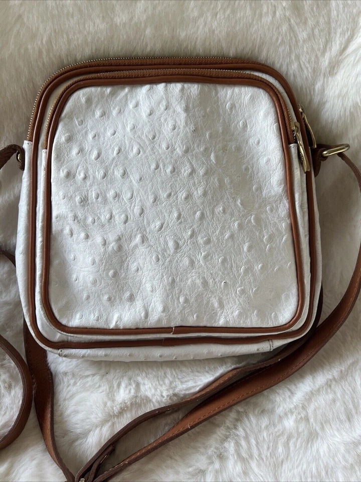 Cartera pequeña de cuero Valentina blanca con estampado de avestruz en relieve Foto 2 de 4