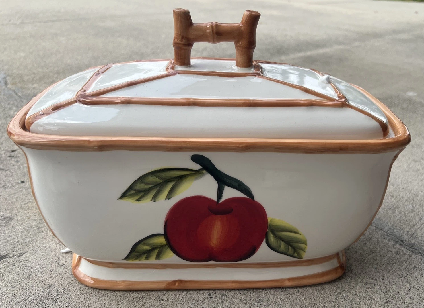CASA VERO "EUROPEAN STYLE" Ceramic HAND MADE Print Apple BREAD BOX Large NEW
Opens in a new window o