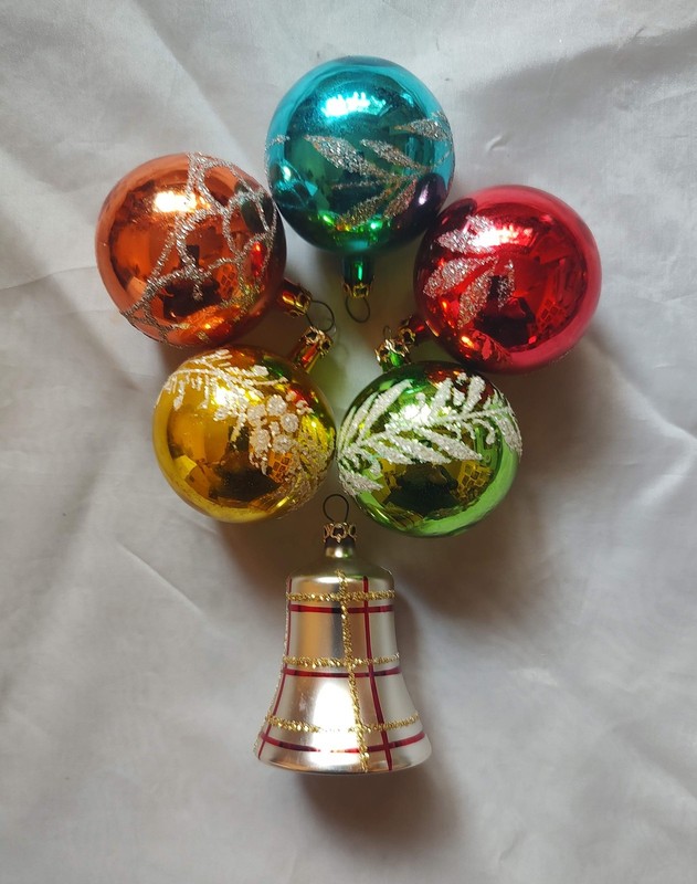 VINTAGE CHRISTMAS COLOMBIA GLASS ORNAMENTS ~ 5 BALLS, 1 BELL