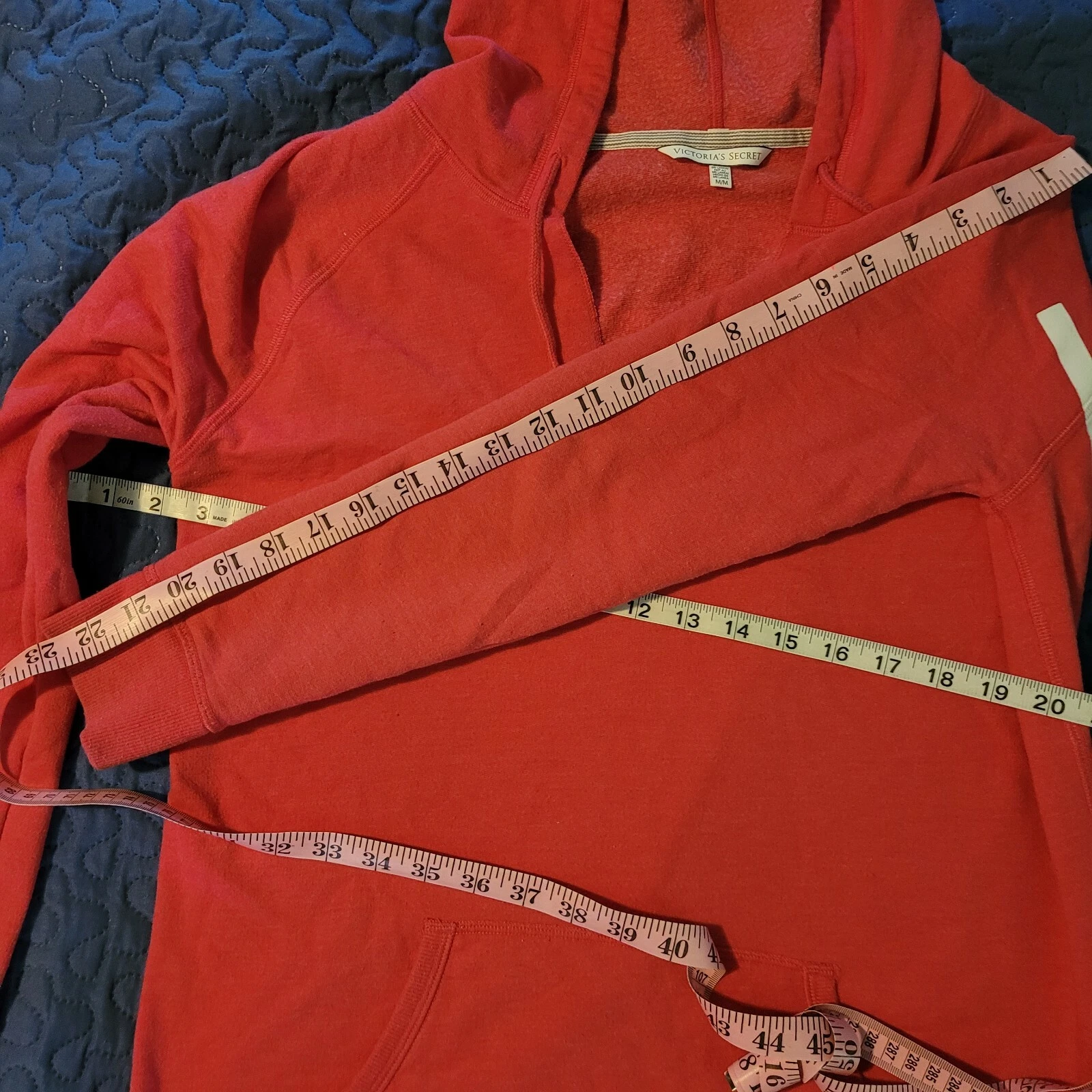 UNDERCOVER FELPA CON CAPPUCCIO DA DONNA~VICTORIA'S SECRET~FELPA CON CAPPUCCIO A COLLO DIVISO~MEDIA~VS ALI D'ANGELO